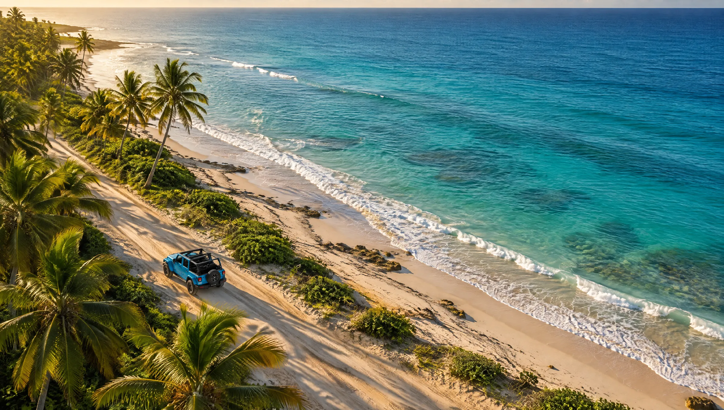 Yipeta azul por un camino de arena junto al mar Caribe
